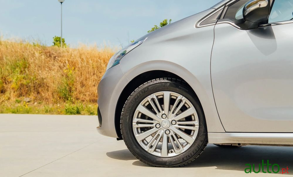 2019' Peugeot 208 1.5 Bluehdi Allure photo #5