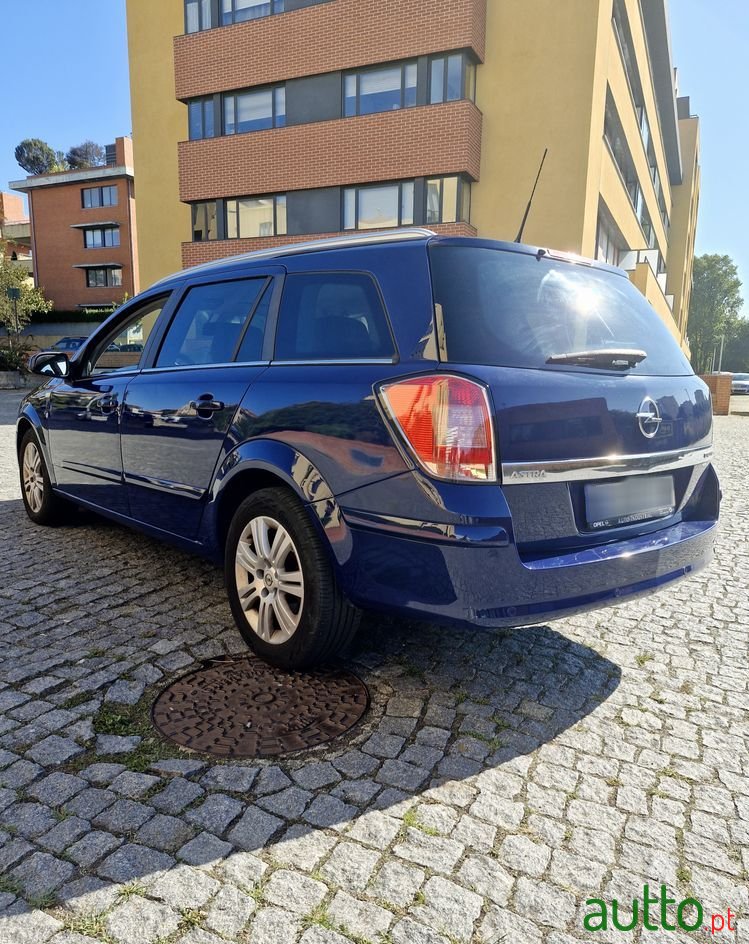 2008' Opel Astra Caravan photo #4