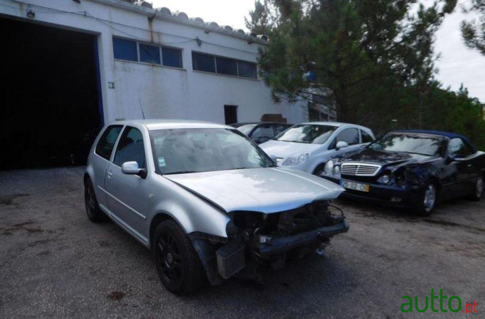 2001' Volkswagen Golf photo #2