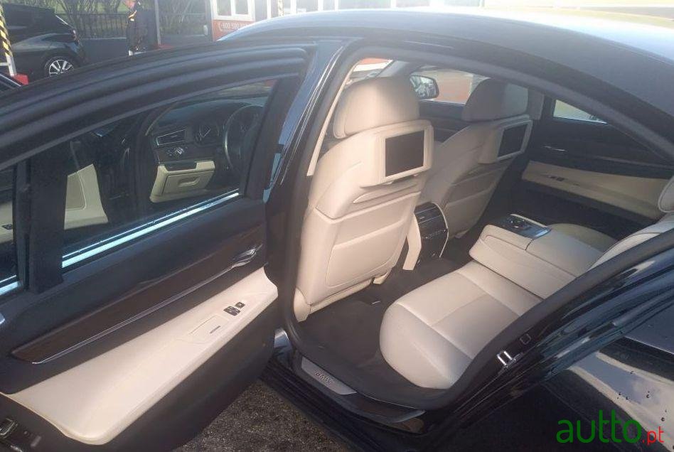 2010' BMW 740 D photo #2