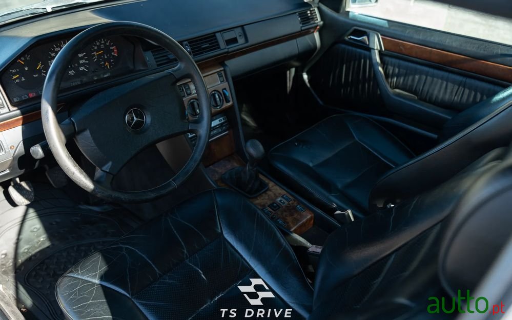 1991' Mercedes-Benz W124 230 Ce photo #6