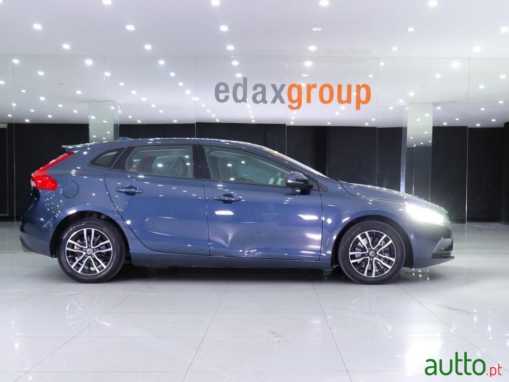 2019' Volvo V40 photo #2