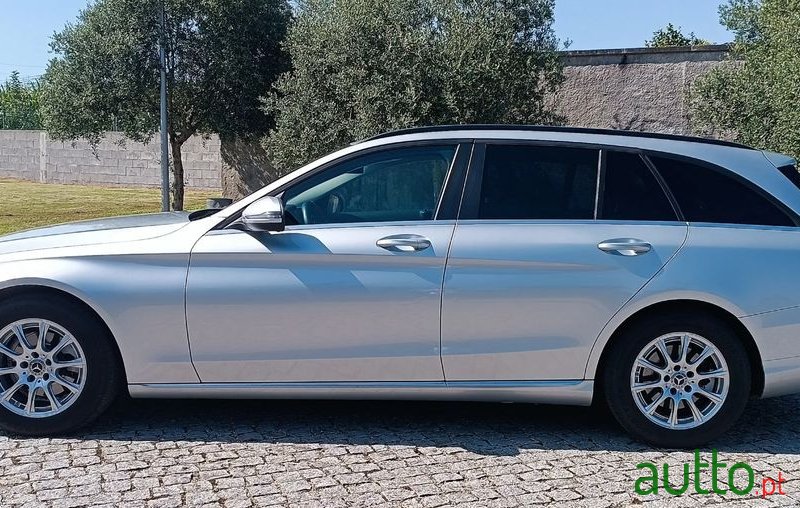 2019' Mercedes-Benz Classe C photo #4