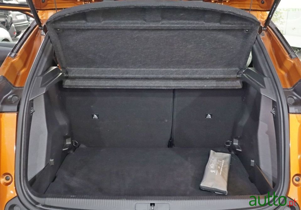 2021' Peugeot 2008 photo #6