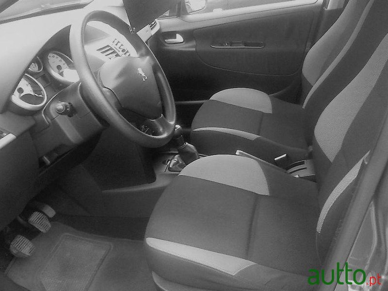 2007' Peugeot 207 photo #2