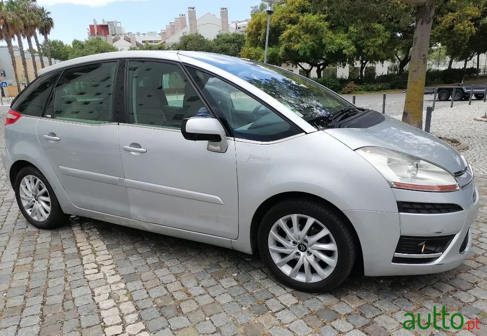 2009' Citroen C4 Picasso photo #3