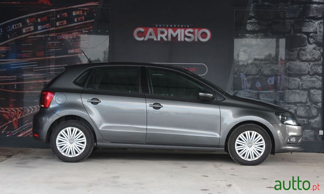 2017' Volkswagen Polo photo #2