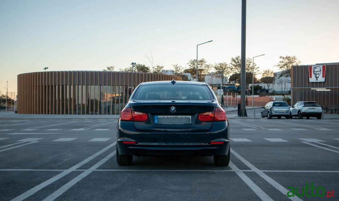 2013' BMW 320 photo #5