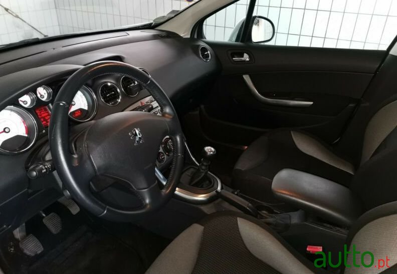 2010' Peugeot 308 photo #2