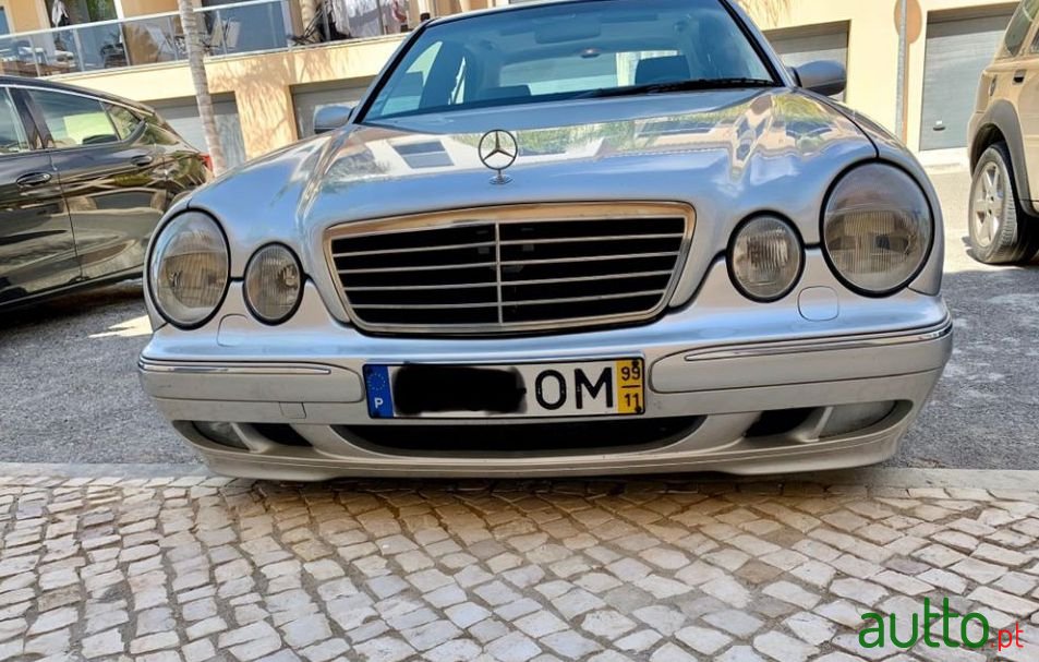 1999' Mercedes-Benz E-220 Avantgarde photo #2