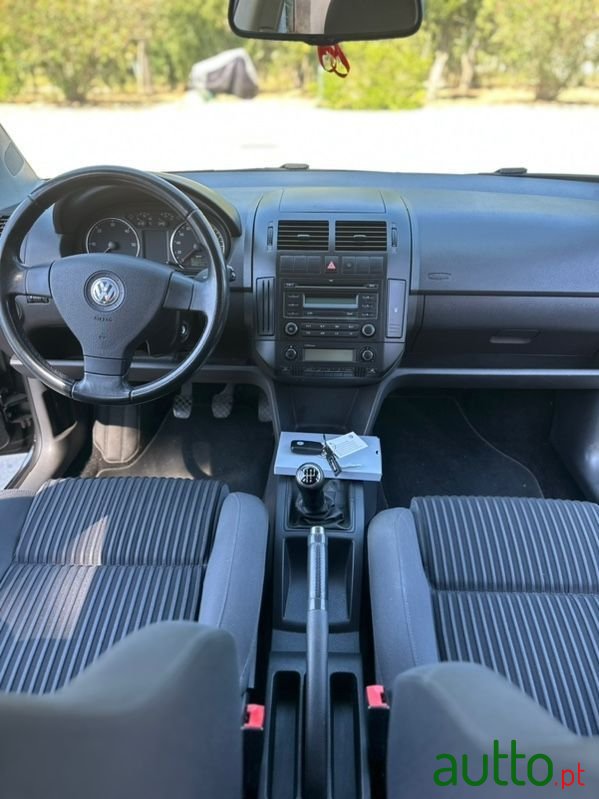 2009' Volkswagen Polo photo #6