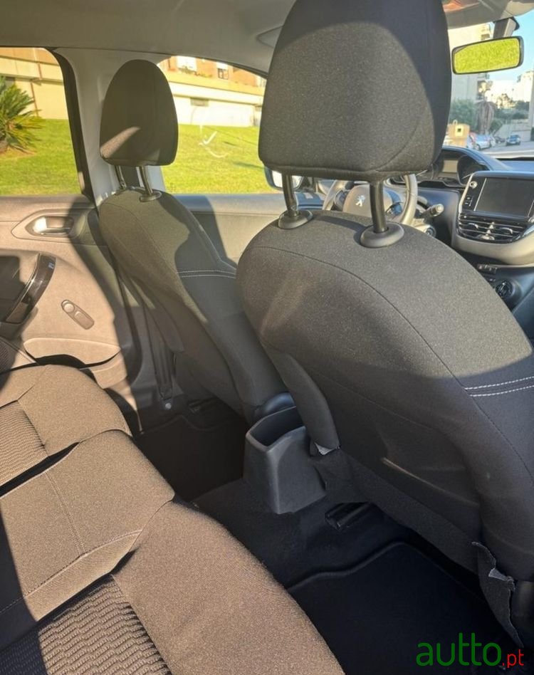 2015' Peugeot 208 photo #4