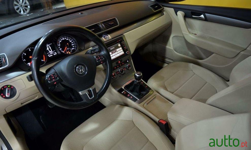 2013' Volkswagen Passat Variant photo #1
