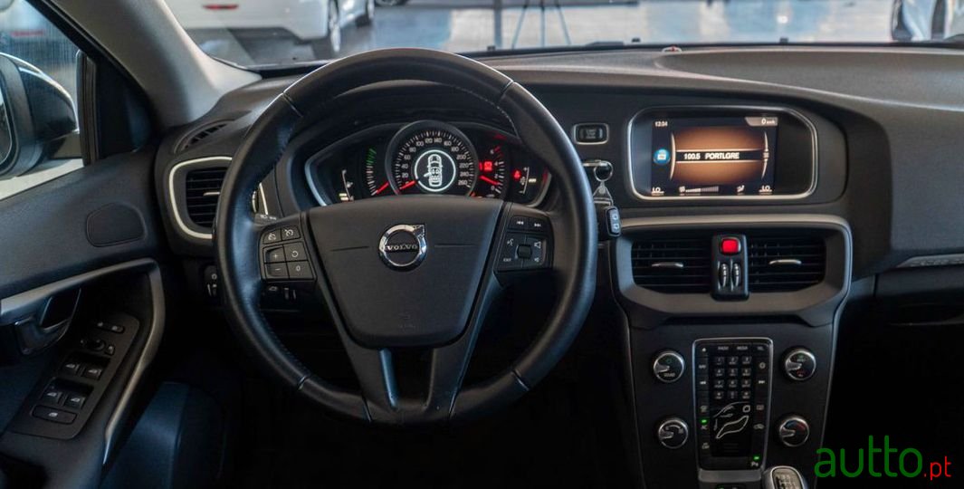 2017' Volvo V40 Cross Country photo #2