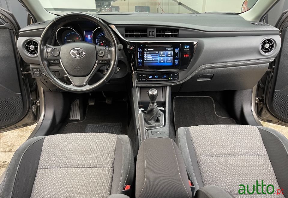 2018' Toyota Auris Sport photo #5