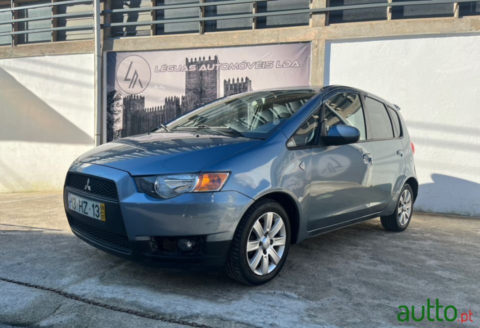 2009' Mitsubishi Colt photo #2