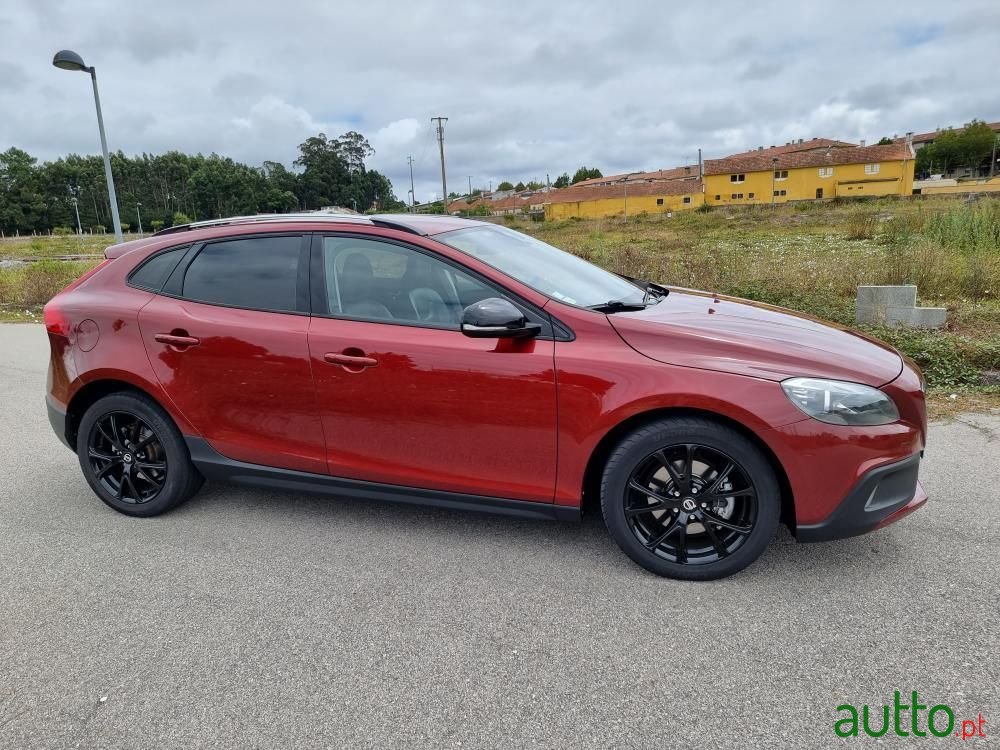 2014' Volvo V40 Cross Country photo #5