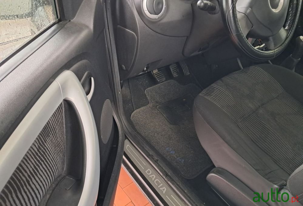 2010' Dacia Sandero 1.2 16V Pack photo #3