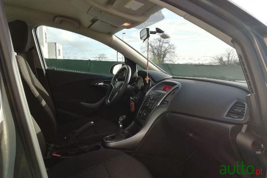 2014' Opel Astra Sports Tourer photo #4