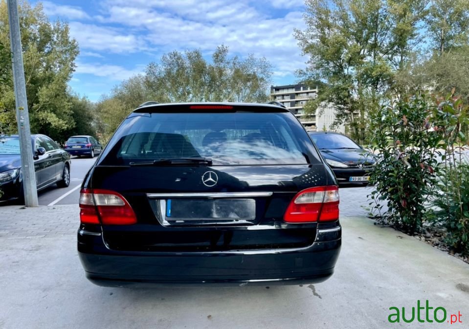 2004' Mercedes-Benz E-220 photo #5