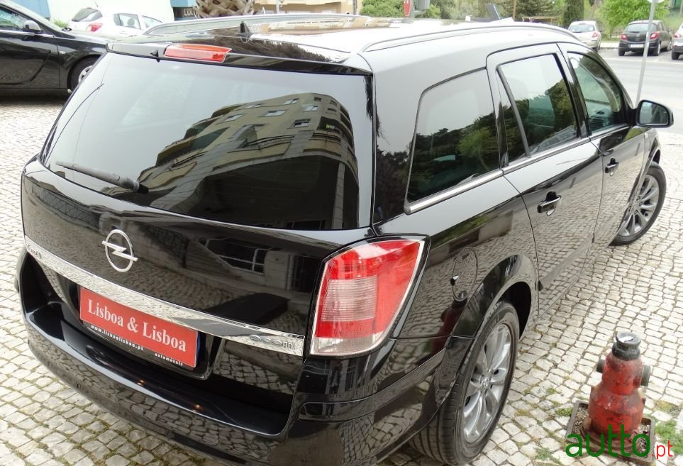 2010' Opel Astra Caravan photo #3