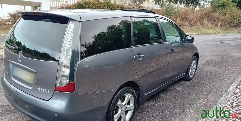 2008' Mitsubishi Grandis photo #3