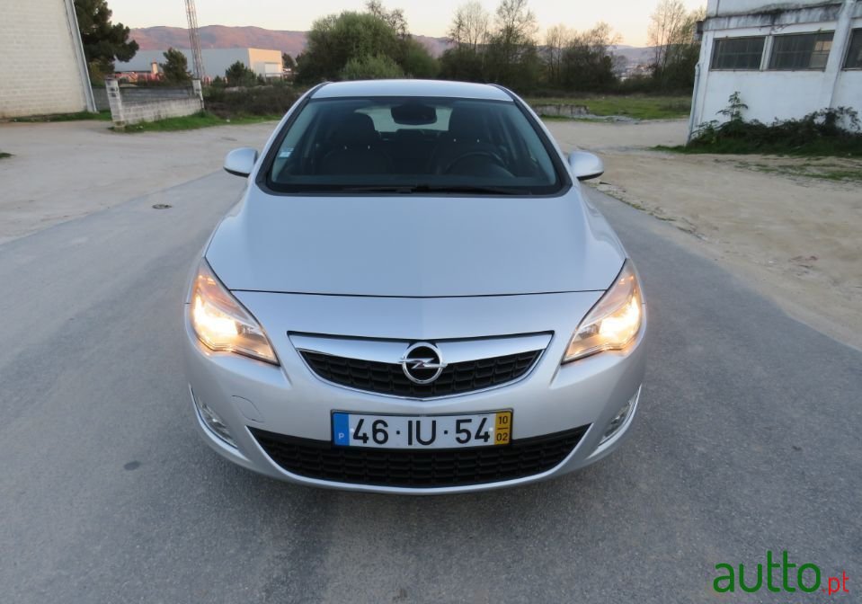 2010' Opel Astra photo #1