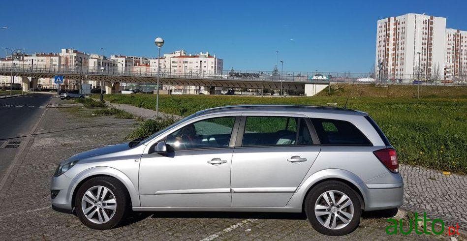 2008' Opel Astra Caravan photo #2