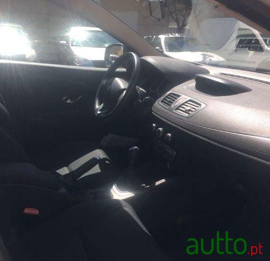 2010' Renault Megane Sport Tourer photo #2