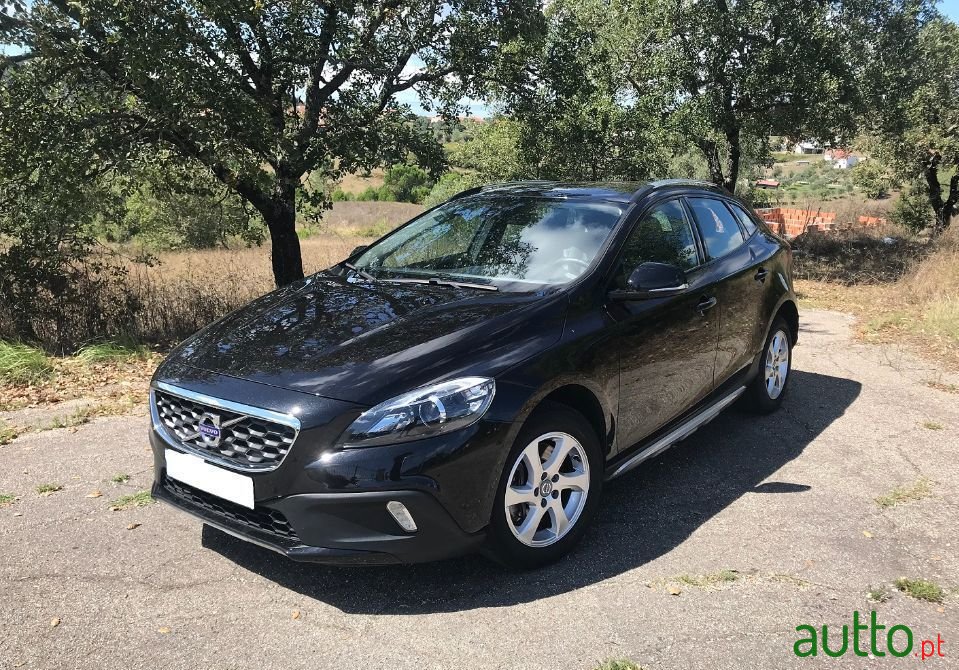 2015' Volvo V40 Cross Country photo #1