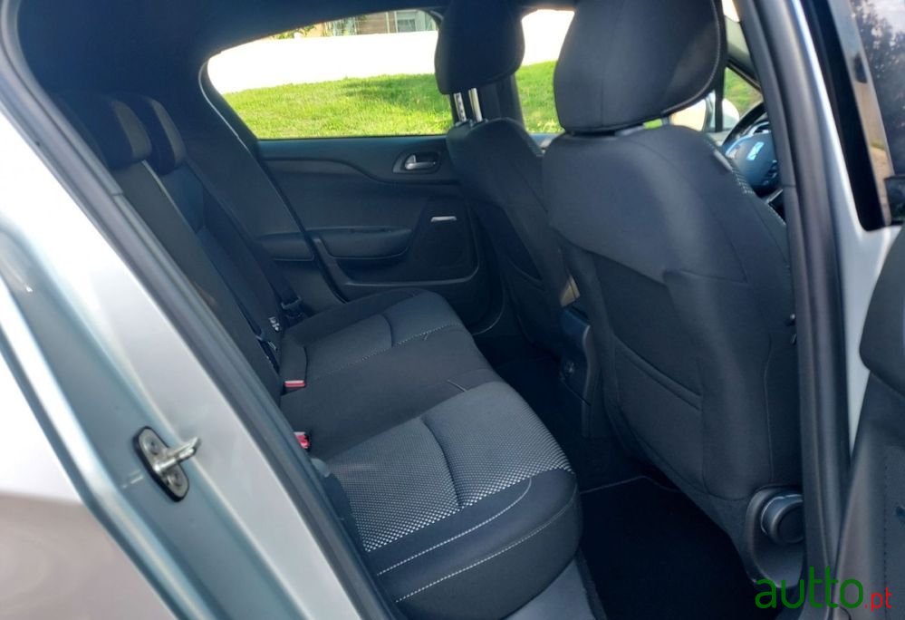 2012' Citroen DS4 photo #5