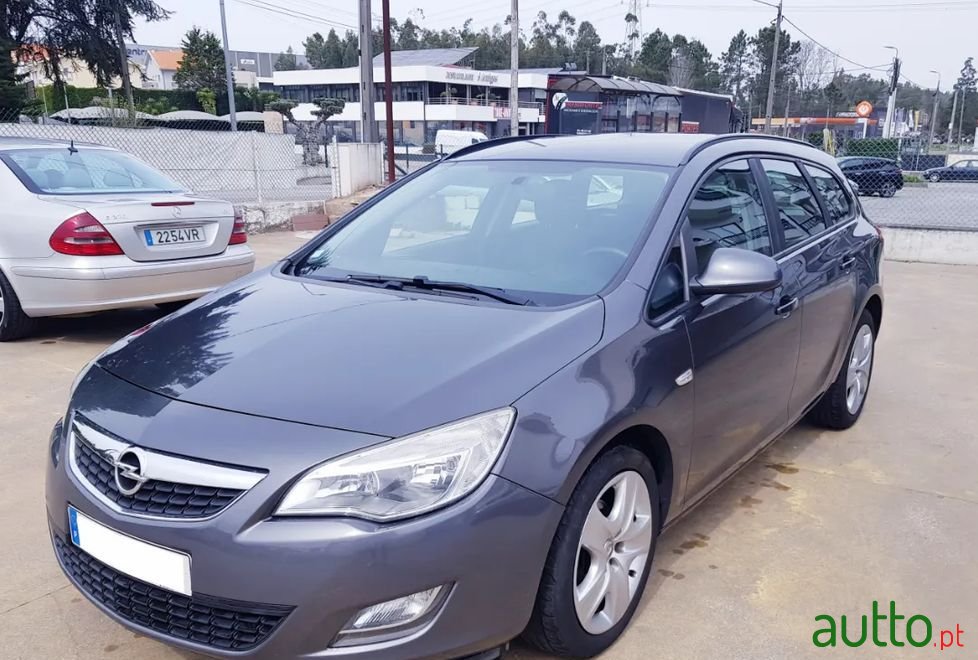 2012' Opel Astra Sports Tourer photo #1