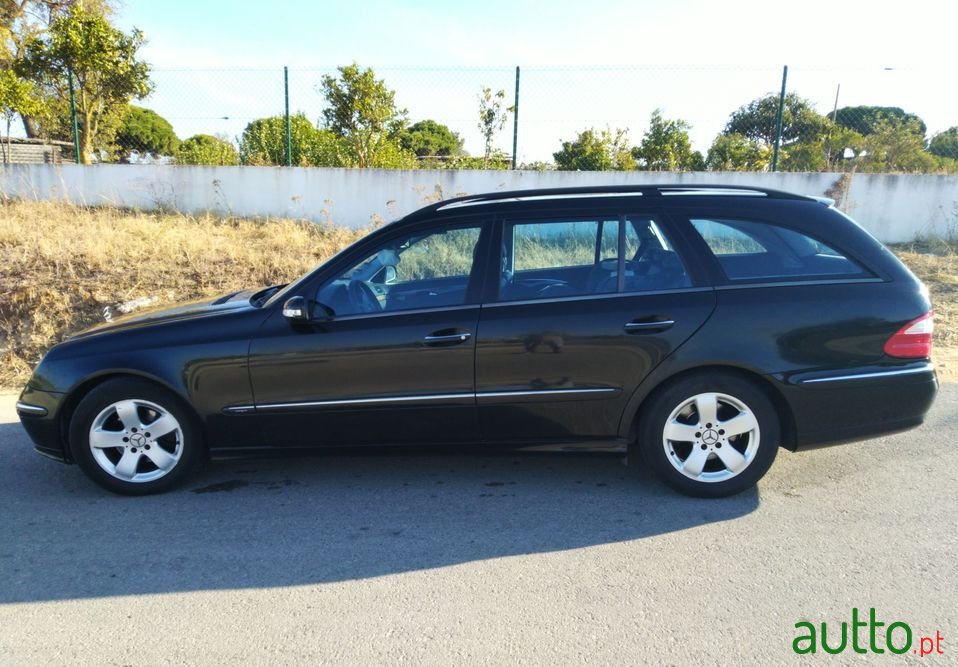 2004' Mercedes-Benz E-220 photo #1