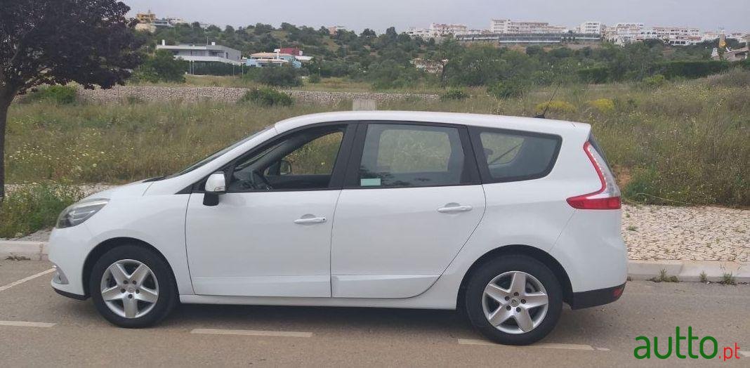 2013' Renault Scenic photo #3