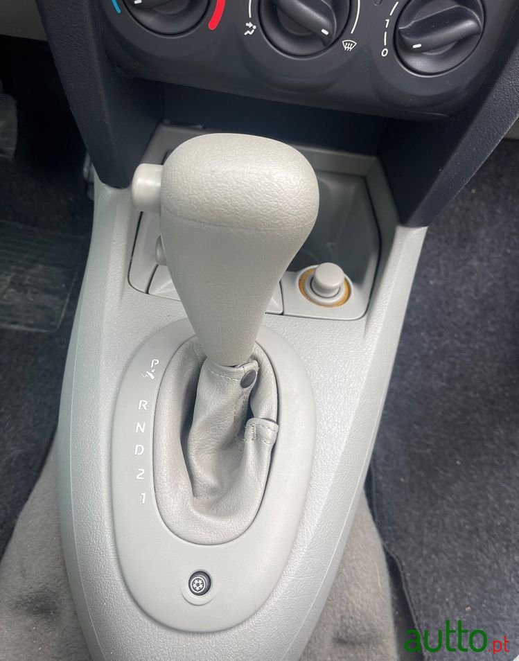 2004' Renault Clio photo #6