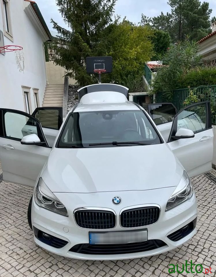 2017' BMW 225Xe Active Tourer photo #2