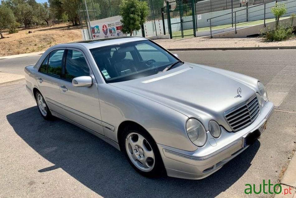 1999' Mercedes-Benz E-220 Avantgarde photo #1