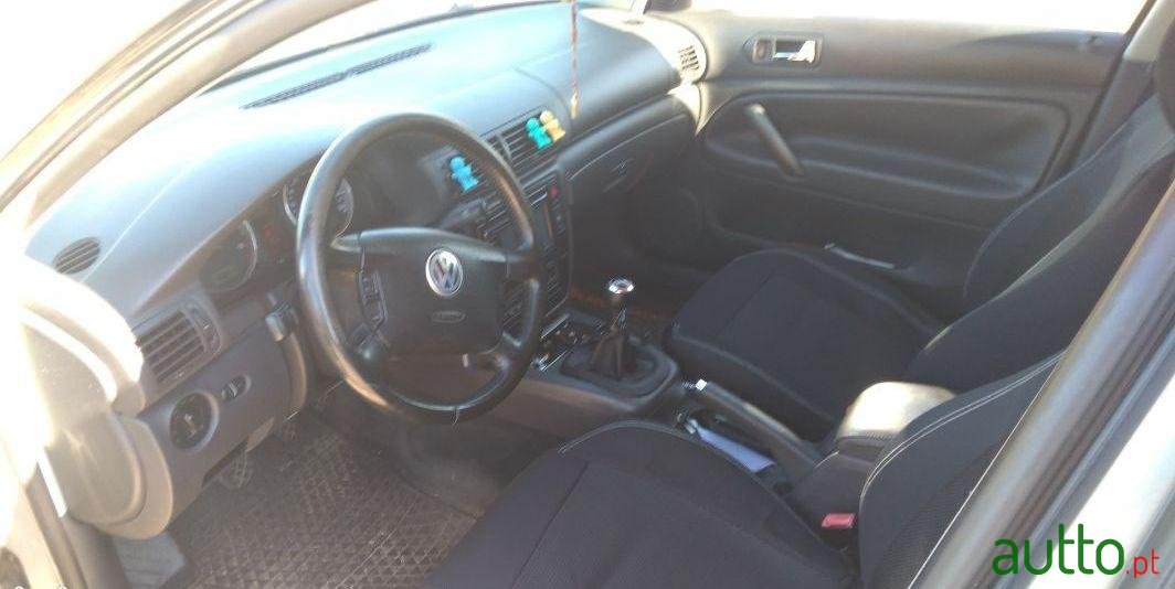 2005' Volkswagen Passat Variant photo #5