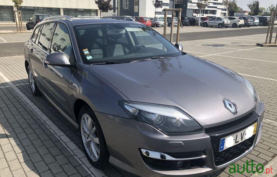 2011' Renault Laguna Break photo #2