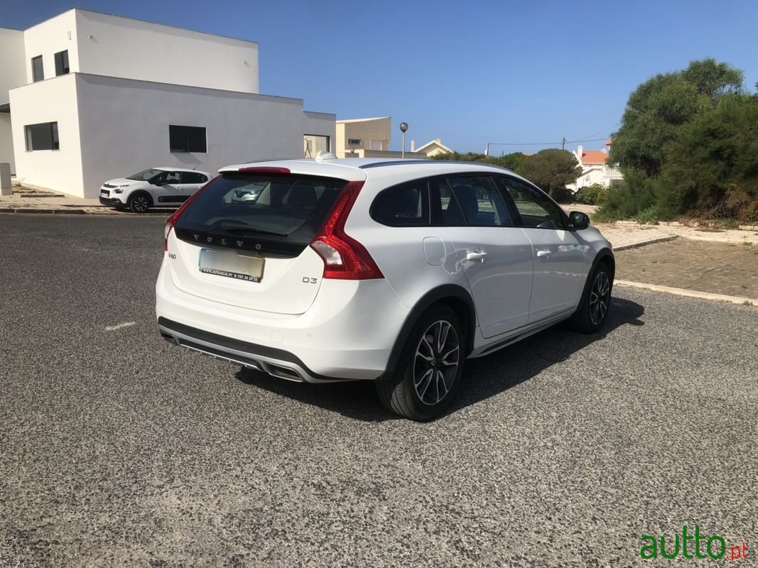 2017' Volvo V60 Cross Country photo #2