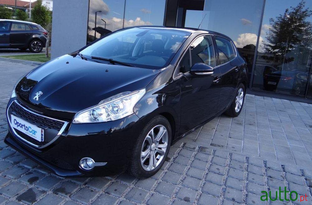 2012' Peugeot 208 1.4 HDi Allure photo #1