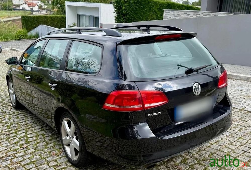 2011' Volkswagen Passat Variant photo #1