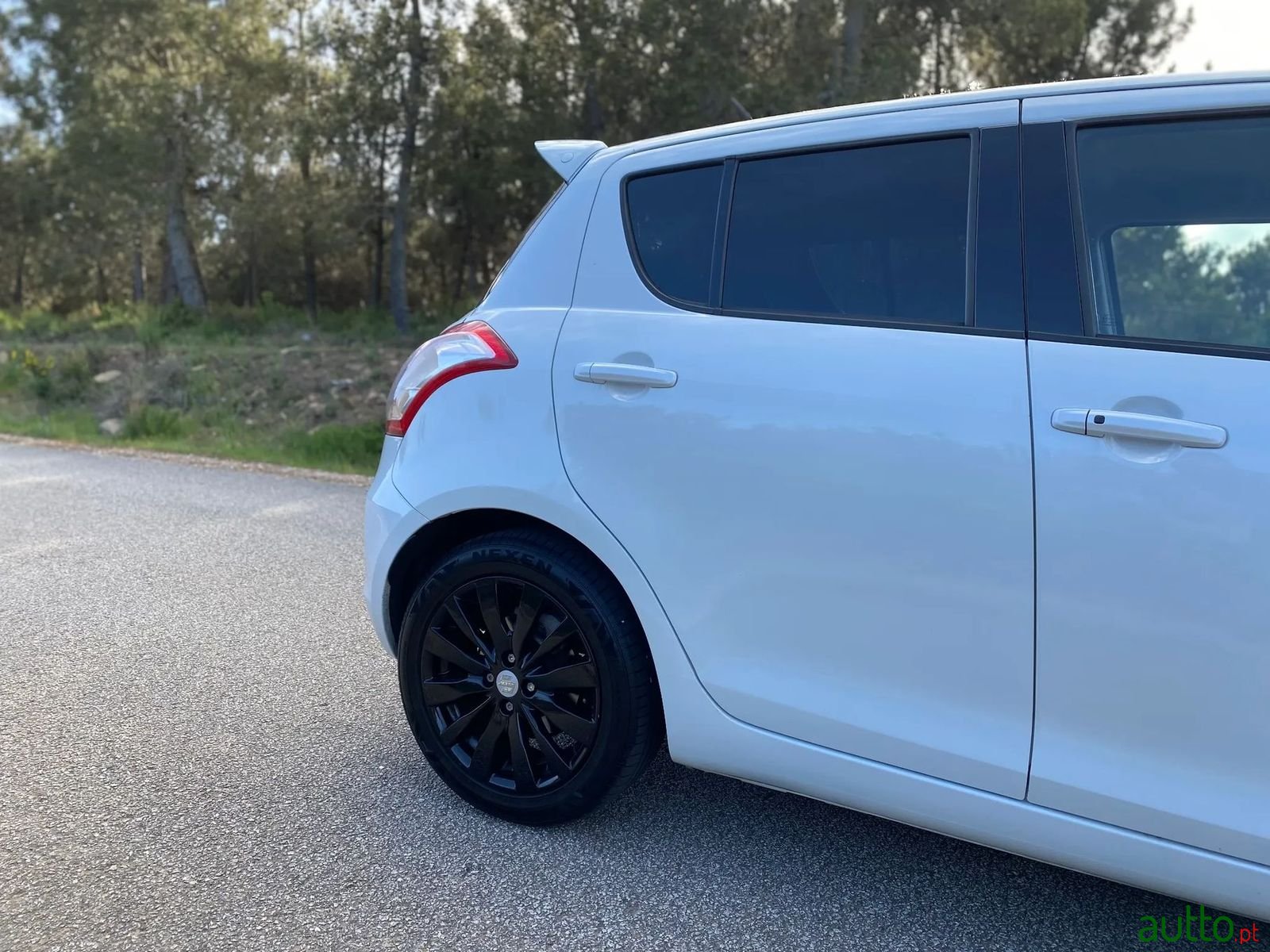 2011' Suzuki Swift photo #6