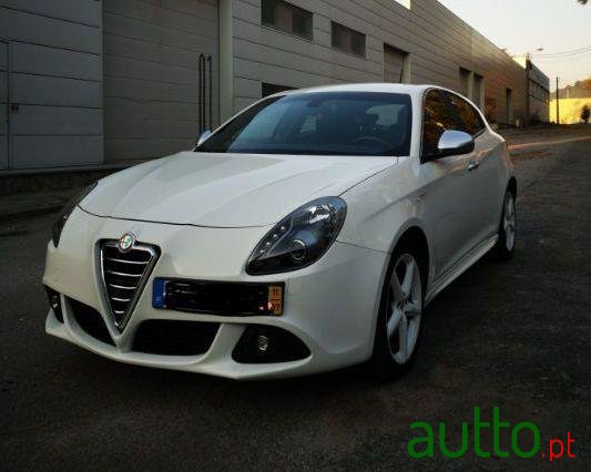 2011' Alfa Romeo Giulietta 2.0 photo #3