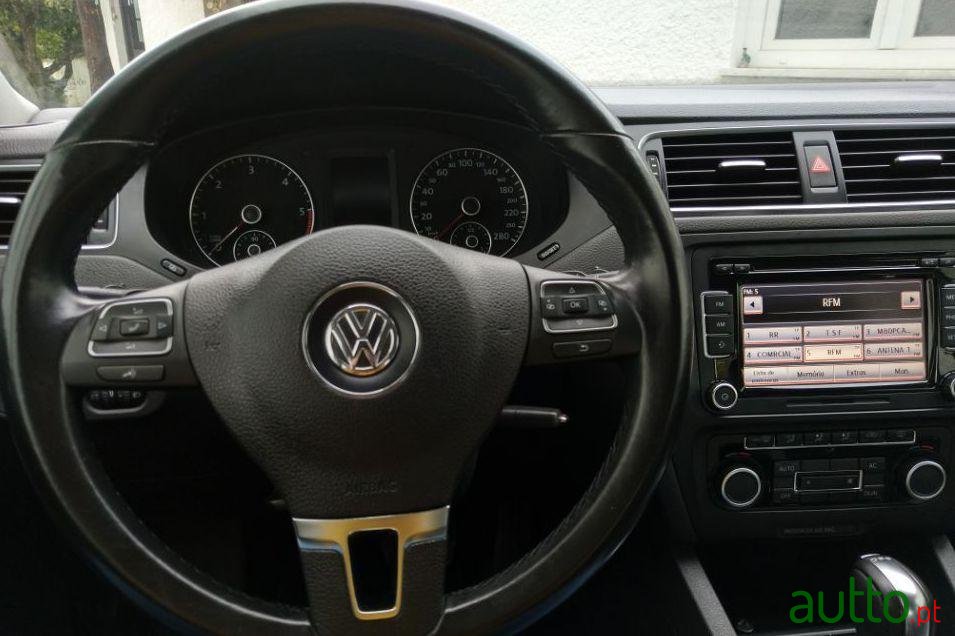 2011' Volkswagen Jetta photo #3