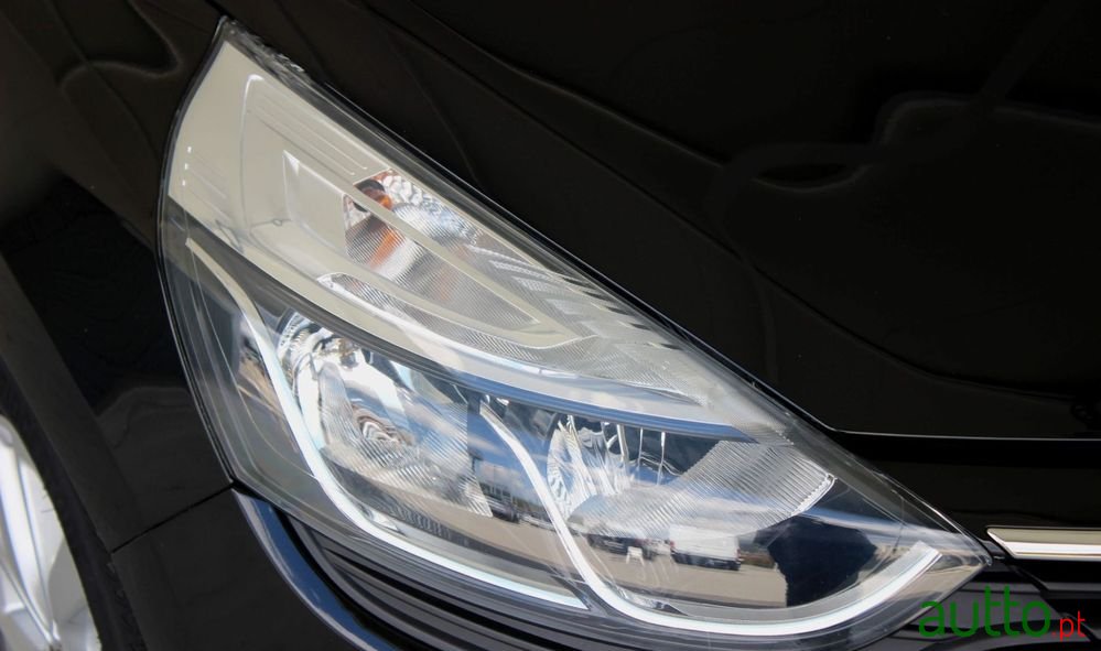 2019' Renault Clio Sport Tourer photo #3