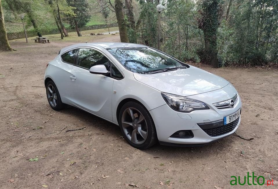 2011' Opel Astra Gtc photo #1