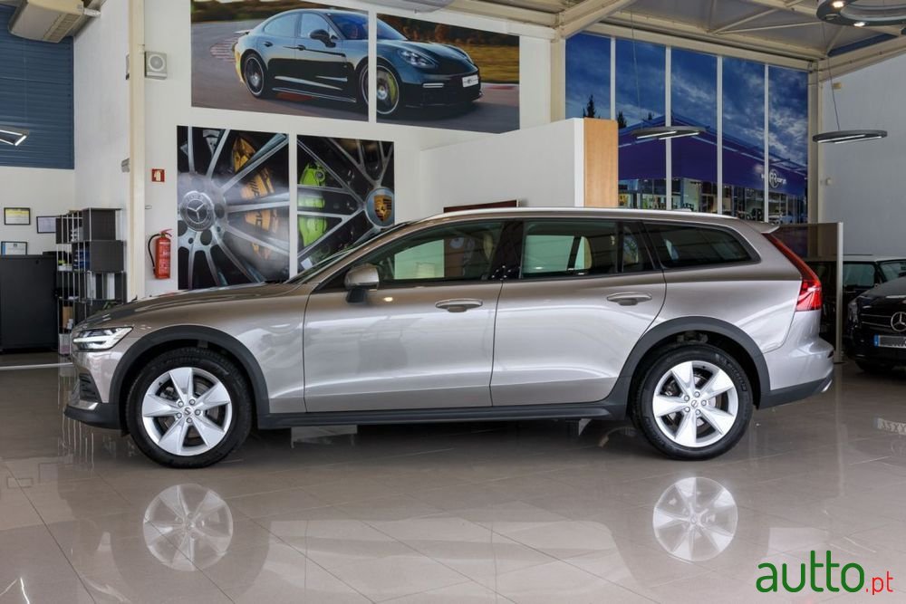 2020' Volvo V60 Cross Country photo #2