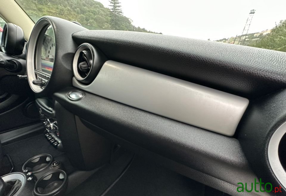 2011' MINI Cooper photo #4