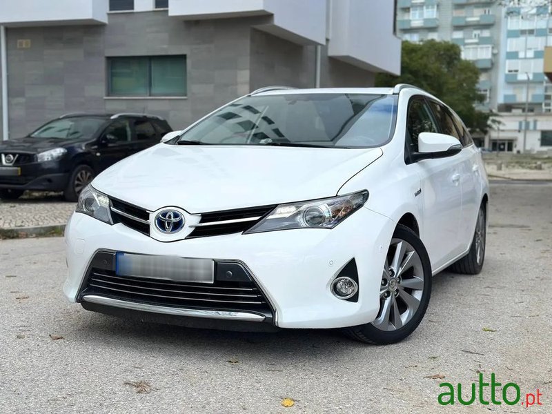 2015' Toyota Auris Touring Sports photo #2